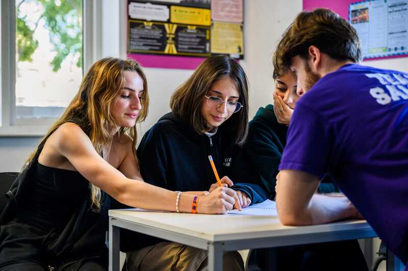Enquanto a maioria dos concorrentes foca apenas no ensino tradicional de inglês, a Samiad desenvolveu metodologia única que transforma aprendizado em aventura interativa.