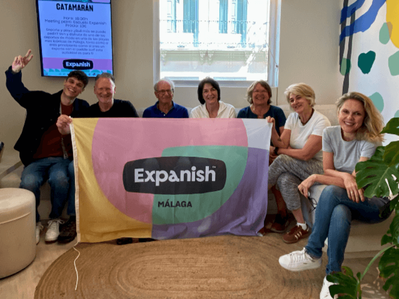 Contrariando crenças populares sobre limitações etárias, pessoas acima dos 50 anos possuem vantagens únicas para aprendizado de idiomas que frequentemente são subestimadas.