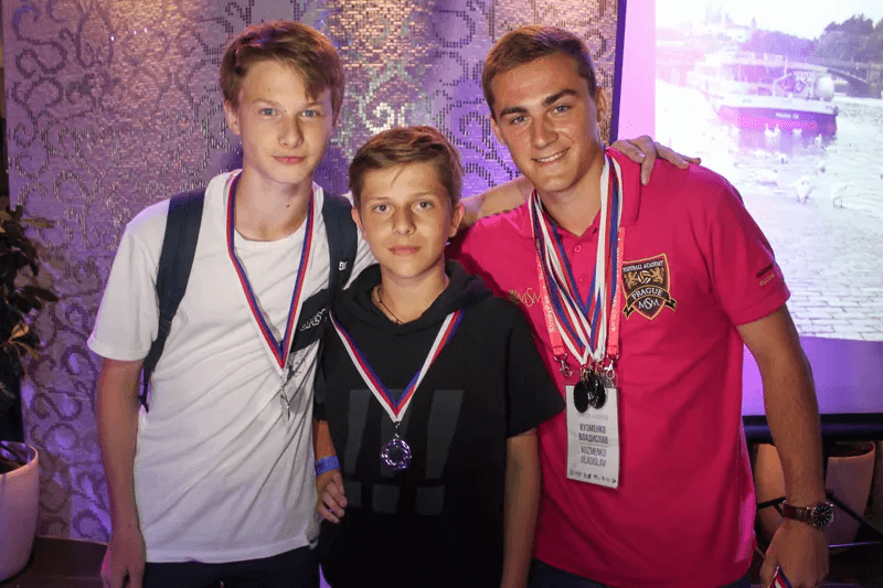 Programas que integram inglês e artes marciais criam uma sinergia única, onde cada atividade potencializa a outra, acelerando resultados em ambas as áreas de forma natural e envolvente.