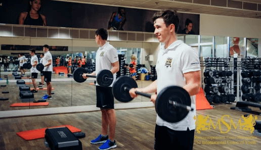 Diferente dos programas convencionais que focam apenas no esporte ou apenas no idioma, este programa integra desenvolvimento físico, mental e linguístico em uma experiência estruturada de 2 a 4 semanas. P