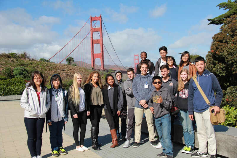 Es la oportunidad de graduarse rodeado de empresas como Apple, Google y Meta, que respiran el aire de la innovación a diario. Se trata de construir bases sólidas en un entorno en el que el futuro se está creando ahora.