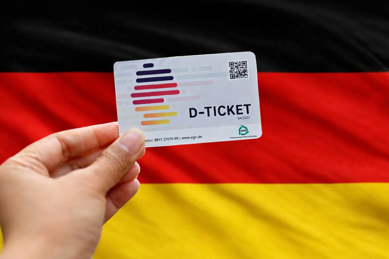 Desde 1 de janeiro de 2026, o Deutschlandticket passa a custar €63 mensais para o público geral, enquanto estudantes mantêm acesso a uma versão mais econômica. 