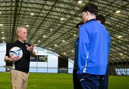 Jason Donohoe, ex-técnico das seleções sub-15 e sub-16 da Irlanda, assume a direção esportiva da DBS International Soccer Academy. Saiba o que isso muda para quem quer treinar futebol em Dublin.