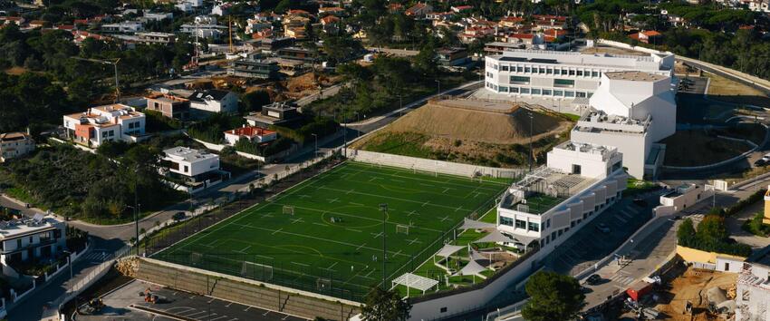 Conheça a King's College School em Cascais: currículo britânico IGCSE e A-Levels com boarding inaugurado em 2025 para jovens de 13 a 18 anos.