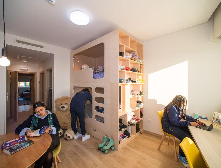 Saiba como funcionam as boarding schools bilíngues na Espanha, Itália e Portugal, com currículo internacional e imersão real no idioma local.