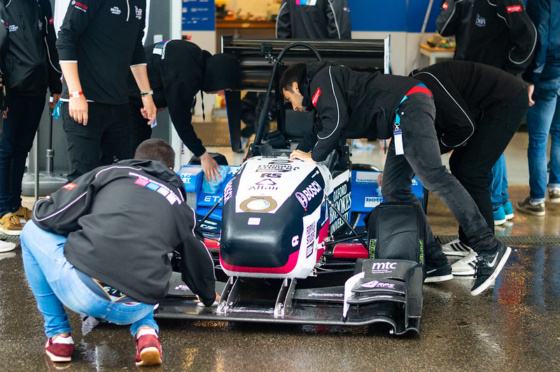 Este artigo detalha como a OBR funciona, o que acontece com seus ex-membros e por que isso muda a lógica de quem planeja construir uma carreira em motorsport engineering a partir de Oxford.