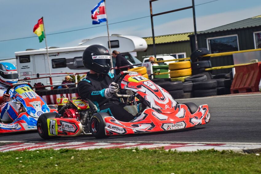 O que diferencia o Reino Unido de qualquer outro destino de treinamento de base é que a cultura de motorsport permeia tudo, das pistas locais às academias de alto nível. 