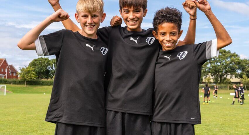 Summer camp de futebol da LaLiga na Inglaterra em 2026: veja formatos, datas, carga de treino, inglês e perfil ideal para jovens atletas.