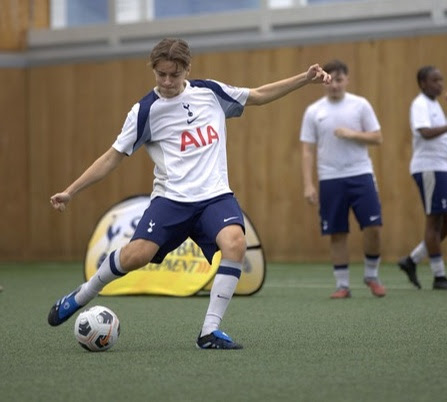 Football exchange in England with Tottenham: your child studies at Earlscliffe, in Folkestone, and trains all year with a club coach on site.