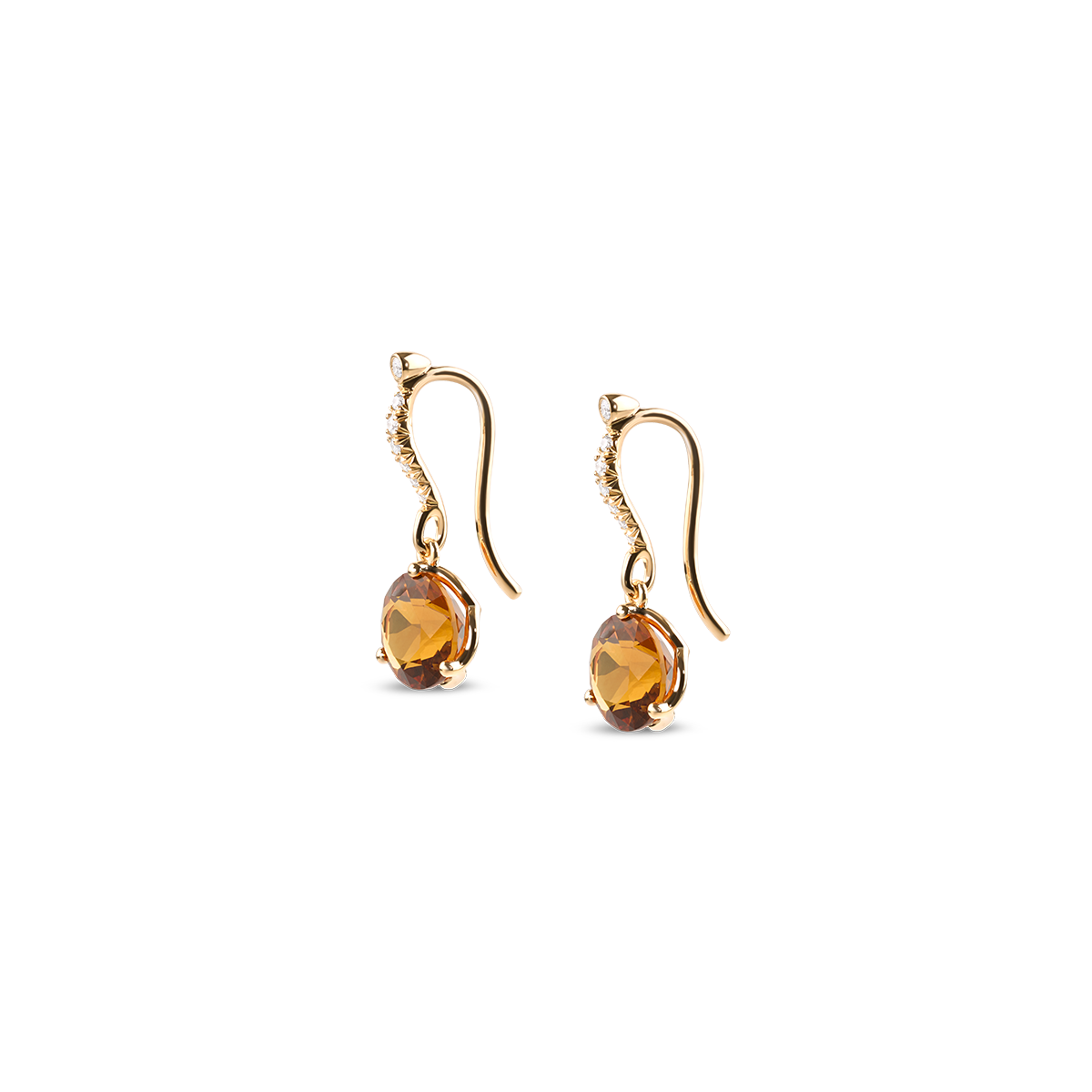 Colourful like a wildflower meadow, Amélie radiates joy, cheerfulness and easiness. Sparkling natural gemstones in enchanting hues take the centre stage in this collection. Experience timeless elegance with these handmade Sunset Orange solitaire drop earrings in rose gold, featuring carefully selected citrines in fine three-prong settings and embellished with radiant brilliant-cut diamonds. Also available in white gold.