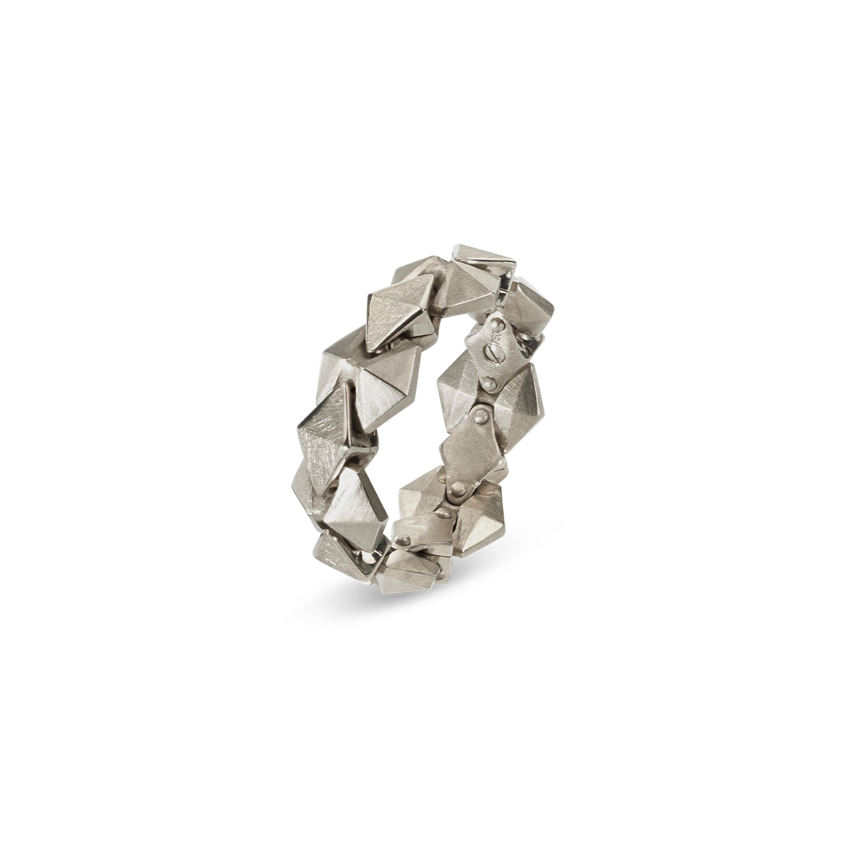The Chiliagon collection combines bold shapes with timeless elegance. Inspired by avant-garde architecture, these pieces of jewellery mesmerizingly reflect the light, unfolding their captivating effect. This one-of-a-kind ring is handcrafted in white gold and features a refined matte finish.