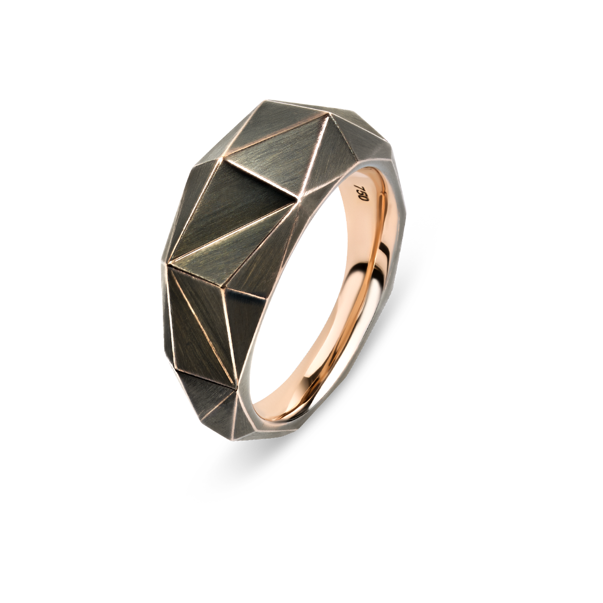 The Chiliagon collection combines bold shapes with timeless elegance. Inspired by avant-garde architecture, these pieces of jewellery mesmerizingly reflect the light, unfolding their captivating effect. This one-of-a-kind ring is handcrafted in red gold and stands out with its matte and black rhodium-plated facets. 
