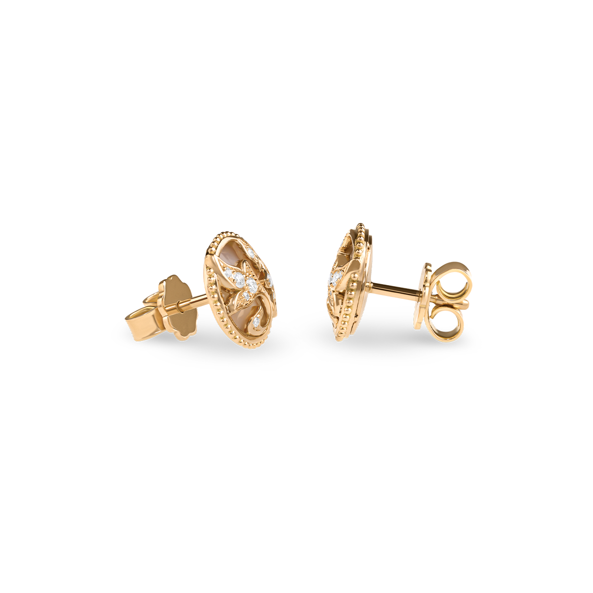 A mystical garden reminiscent of the Arabian Nights, where playful tendrils meet dream-like petals. This is the distinctive design of Arabesque. These handmade stud earrings are crafted in rose gold. The finely grain-set brilliant-cut diamonds complete the magical atmosphere and let the imagination soar.