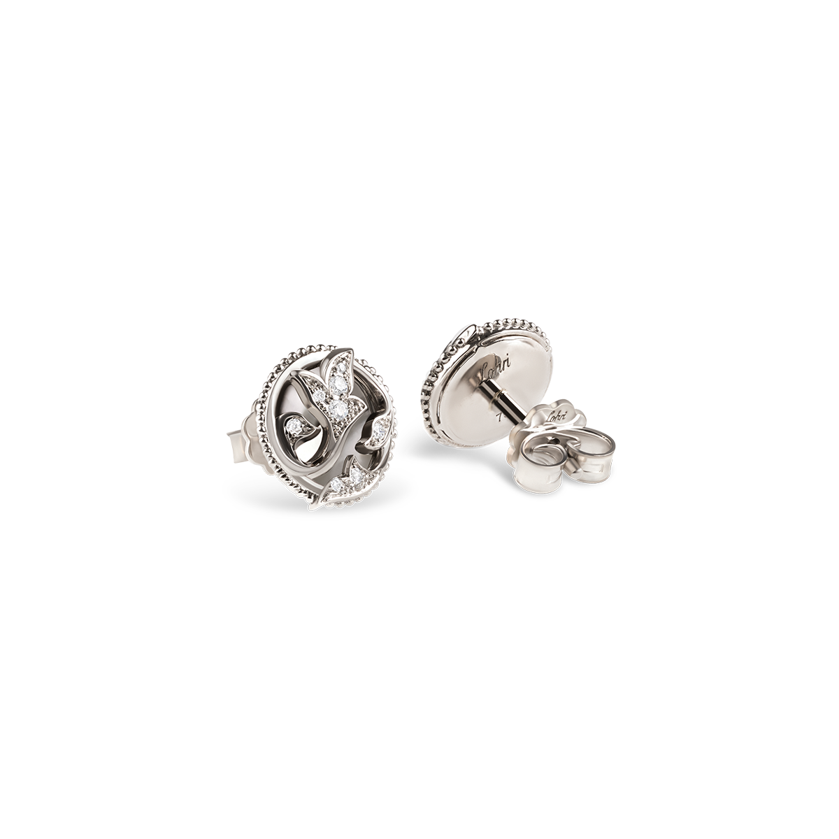 A mystical garden reminiscent of the Arabian Nights, where playful tendrils meet dream-like petals. This is the distinctive design of Arabesque. These handmade stud earrings are crafted in white gold. The finely grain-set brilliant-cut diamonds complete the magical atmosphere and let the imagination soar.