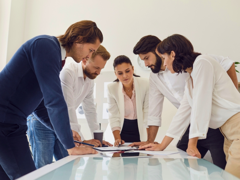 equipe de vendas desmotivada e pessoas