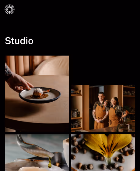 Aplicativo de editor de fotos móvel que mostra quatro imagens no VSCO Studio: uma mão colocando uma sobremesa em um prato, dois chefs usando aventais em pé na cozinha, close-up de uma colher pingando molho e uma flor amarela com especiarias na superfície.
