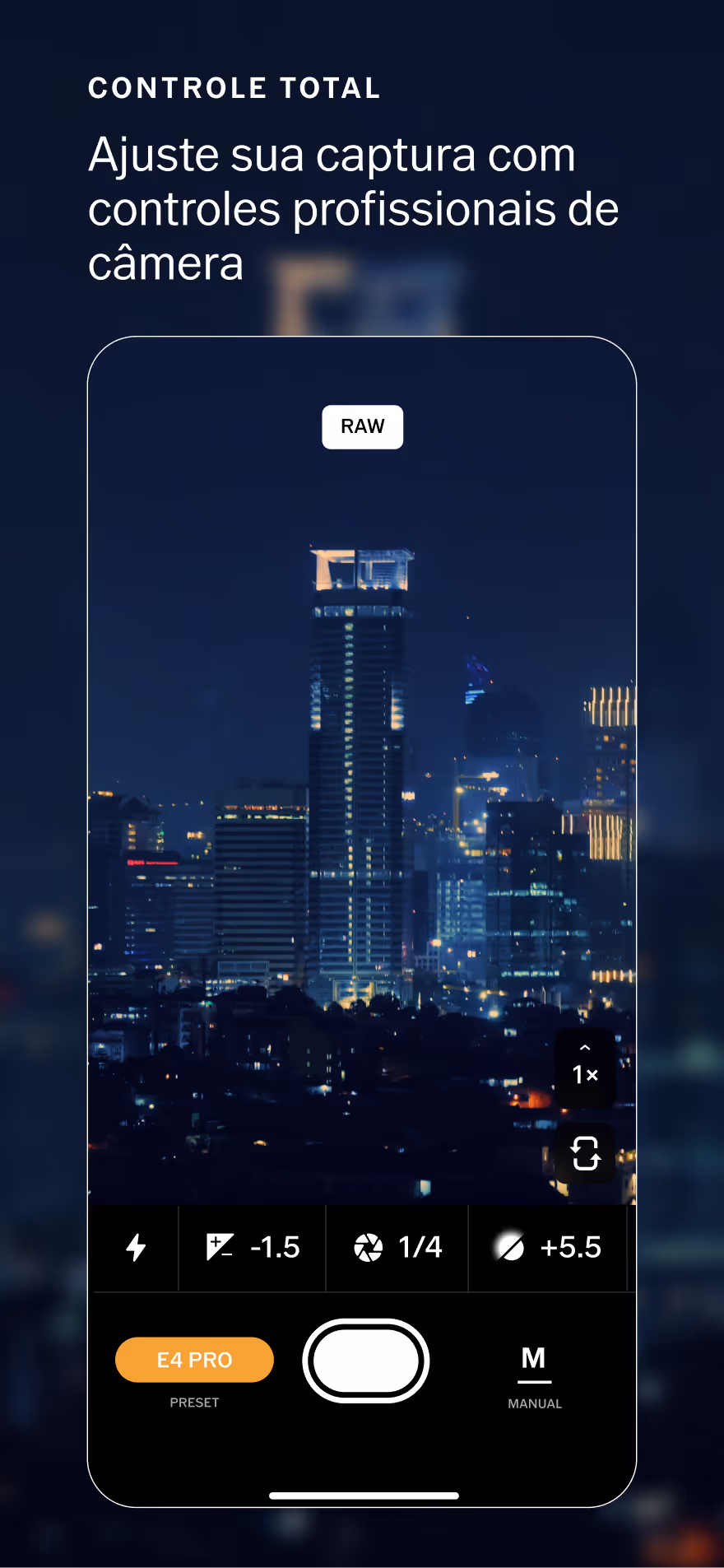 Paisagem urbana noturna de edifícios iluminados capturada em formato RAW em uma tela de smartphone com controles de aplicativos de câmera profissionais, incluindo configurações de flash, exposição, abertura e foco ajustáveis manualmente.
