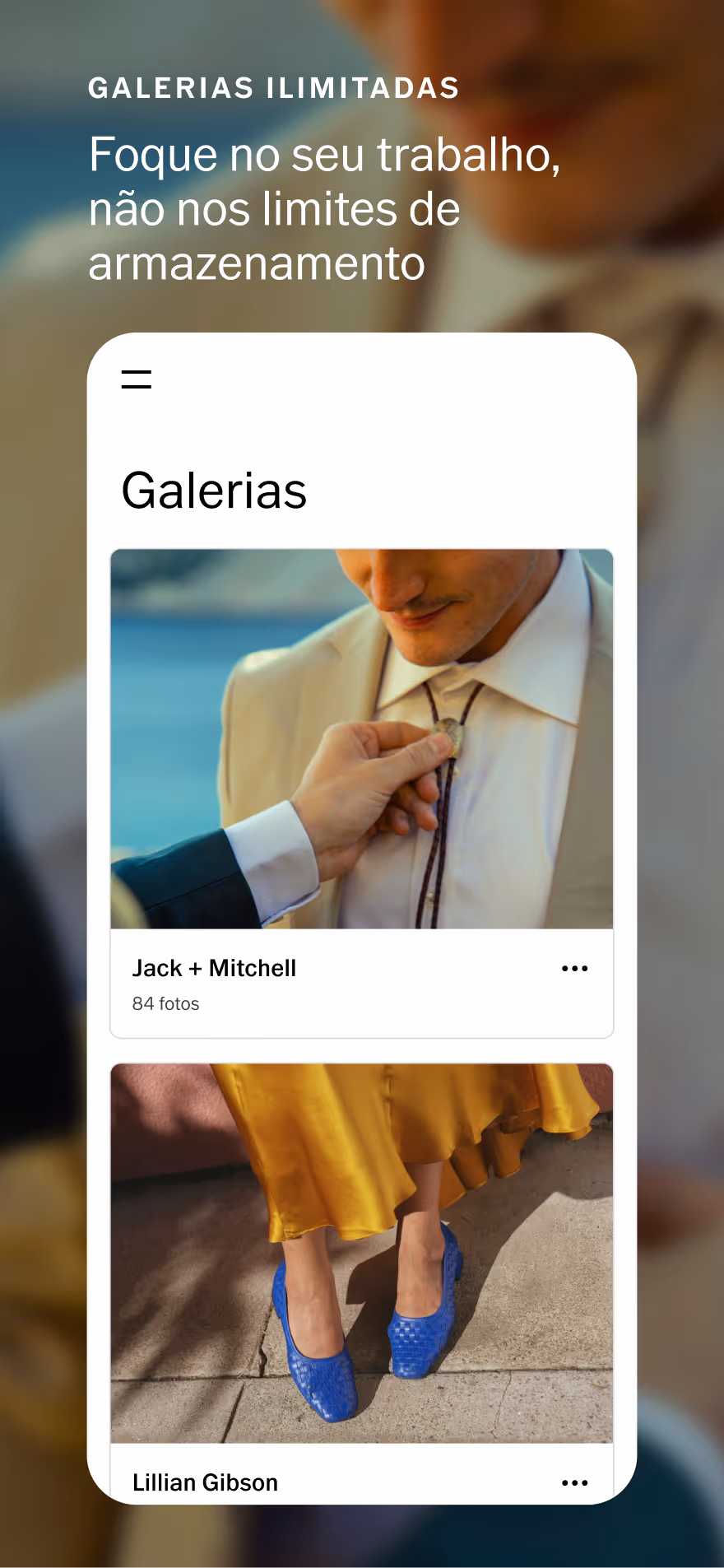 Tela do celular mostrando galerias de fotos de clientes com um homem em um terno bege ajustando um colar e um close-up de sapatos azuis com uma saia amarela.