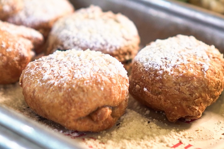 An image of Fried Oreos dusted with powdered sugar, served at Elicit Brewing.
