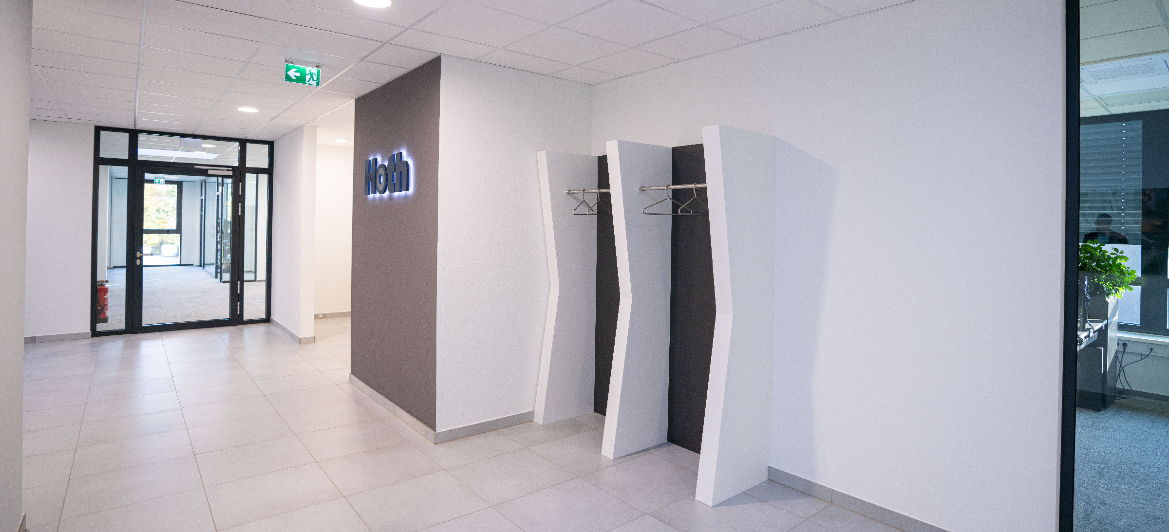 Garderobe eines neuen Bürogebäudes
