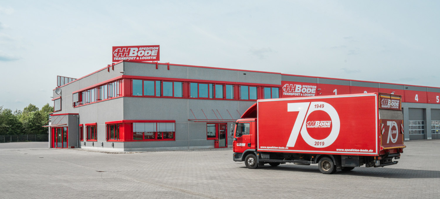 Außenansicht in der totalen eines neuen Bürogebäudes