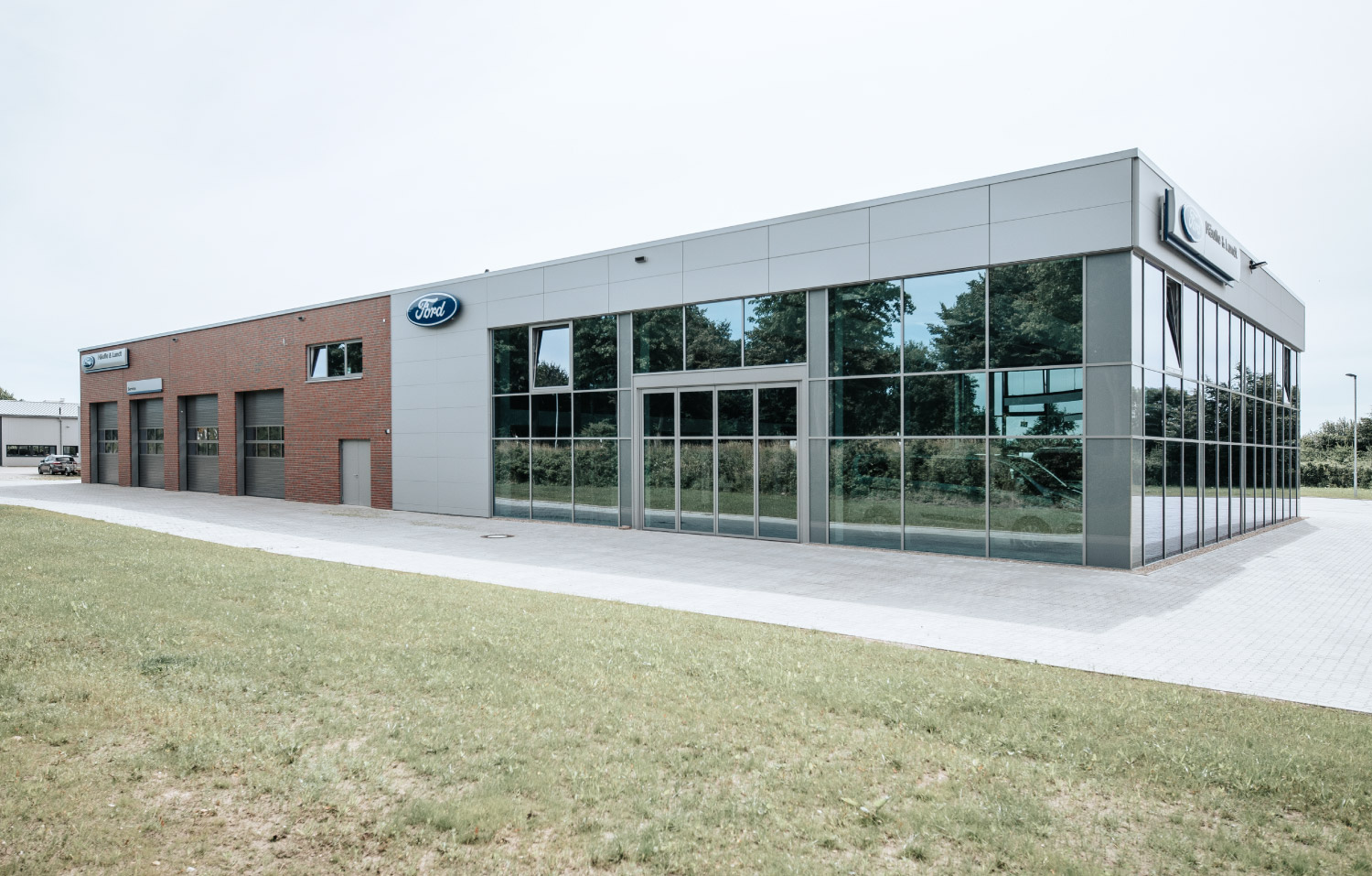 Ansicht eines Bürogebäudes mit parkenden Autos davor