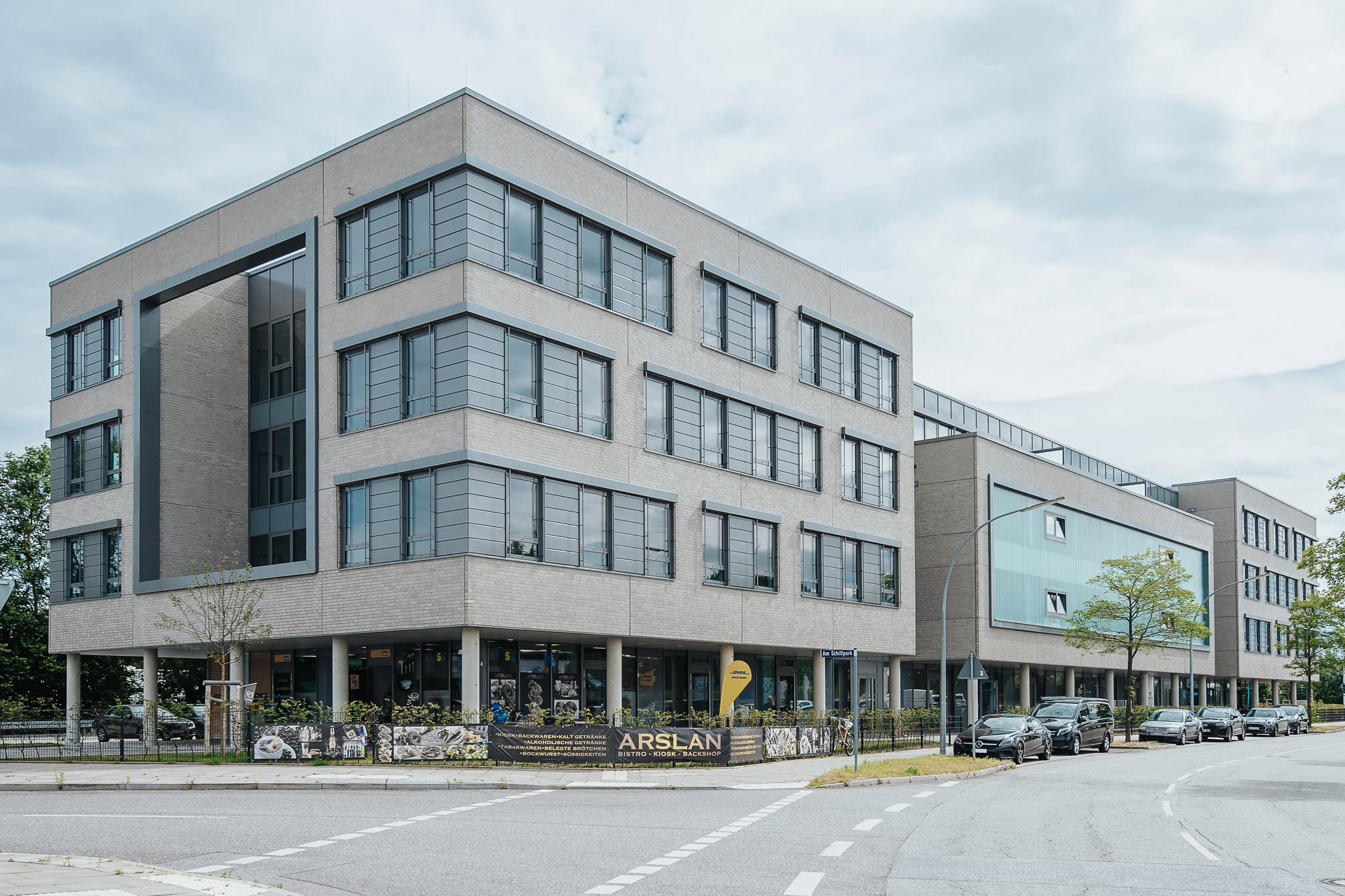 Ein Gewerbebau mit Fenstern und Hintergrund des Himmels. Ein modernes Gebäude für geschäftliche Zwecke