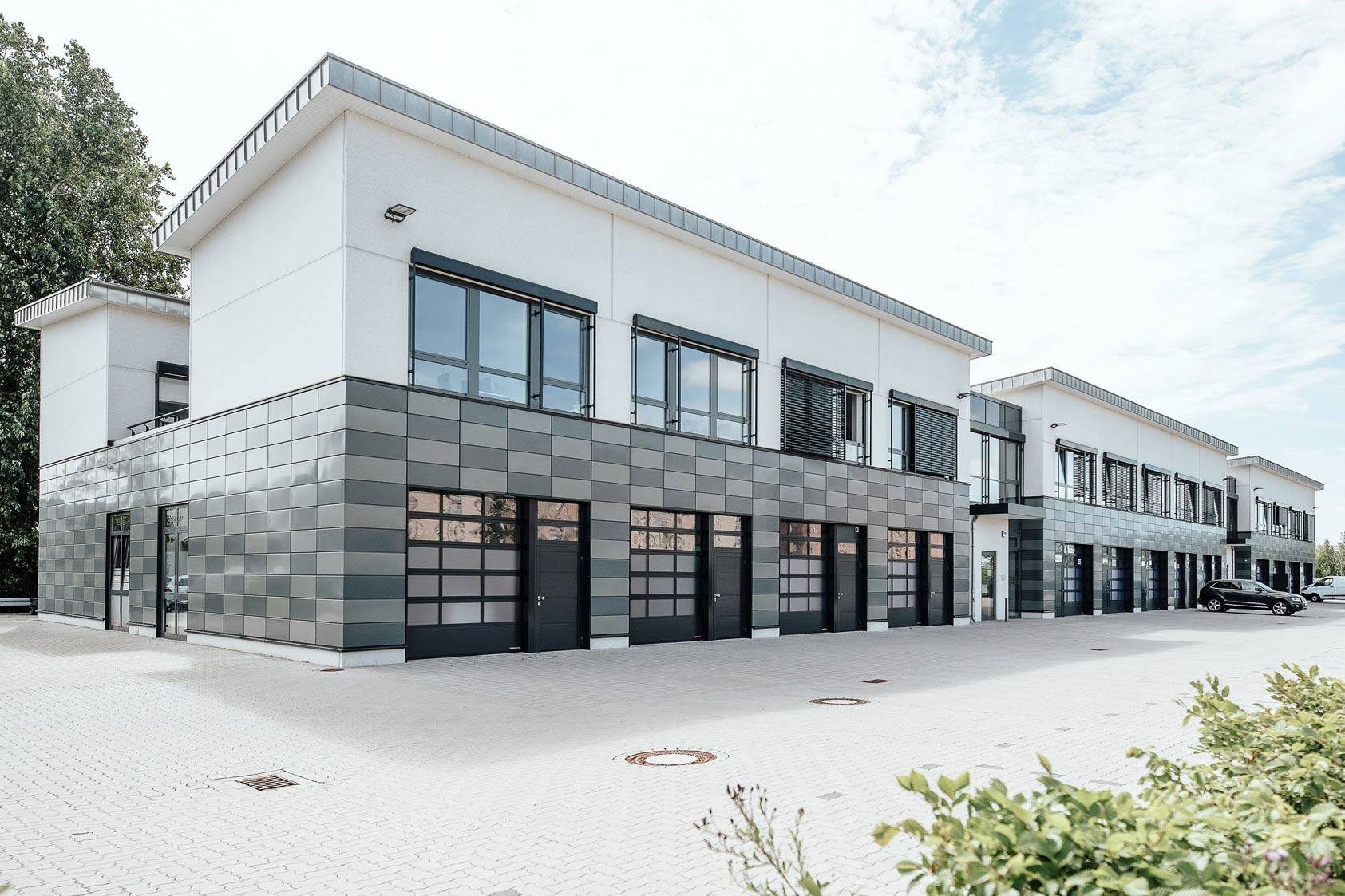 Modernes Backsteingebäude für IT-Dienstleister, umgeben von einem großzügigen Parkplatz.
