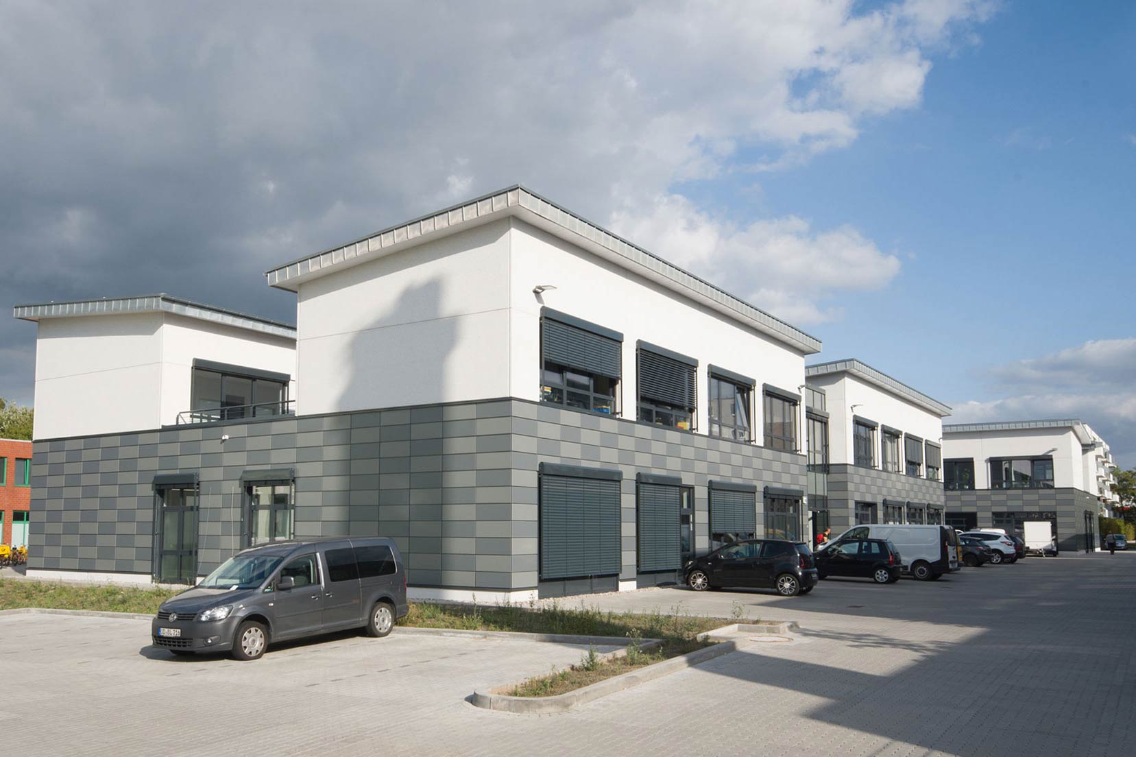 Ein Gewerbebau mit Fenstern und Hintergrund des Himmels. Ein modernes Gebäude für geschäftliche Zwecke