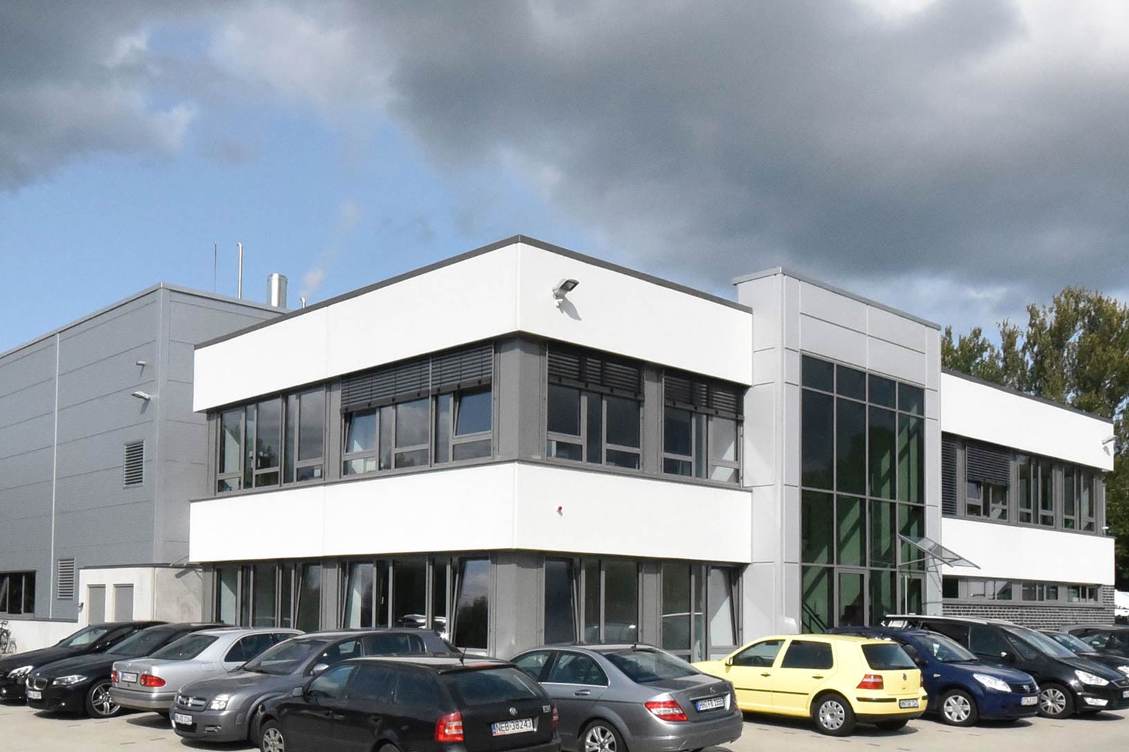 Betriebsgebäude eines Schiffsausrüster-Unternehmens, vor dem ein Auto abgestellt ist.
