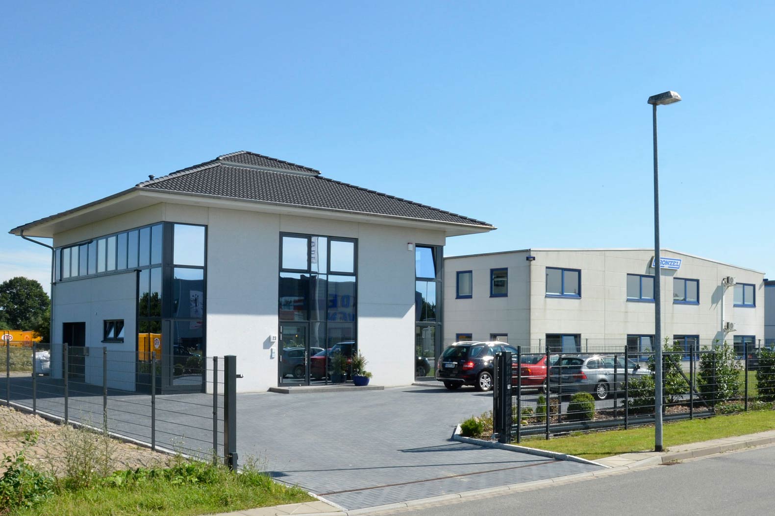 Vorderansicht des Reisemobil Centers, vier Fahrzeuge stehen vor dem Autohaus.