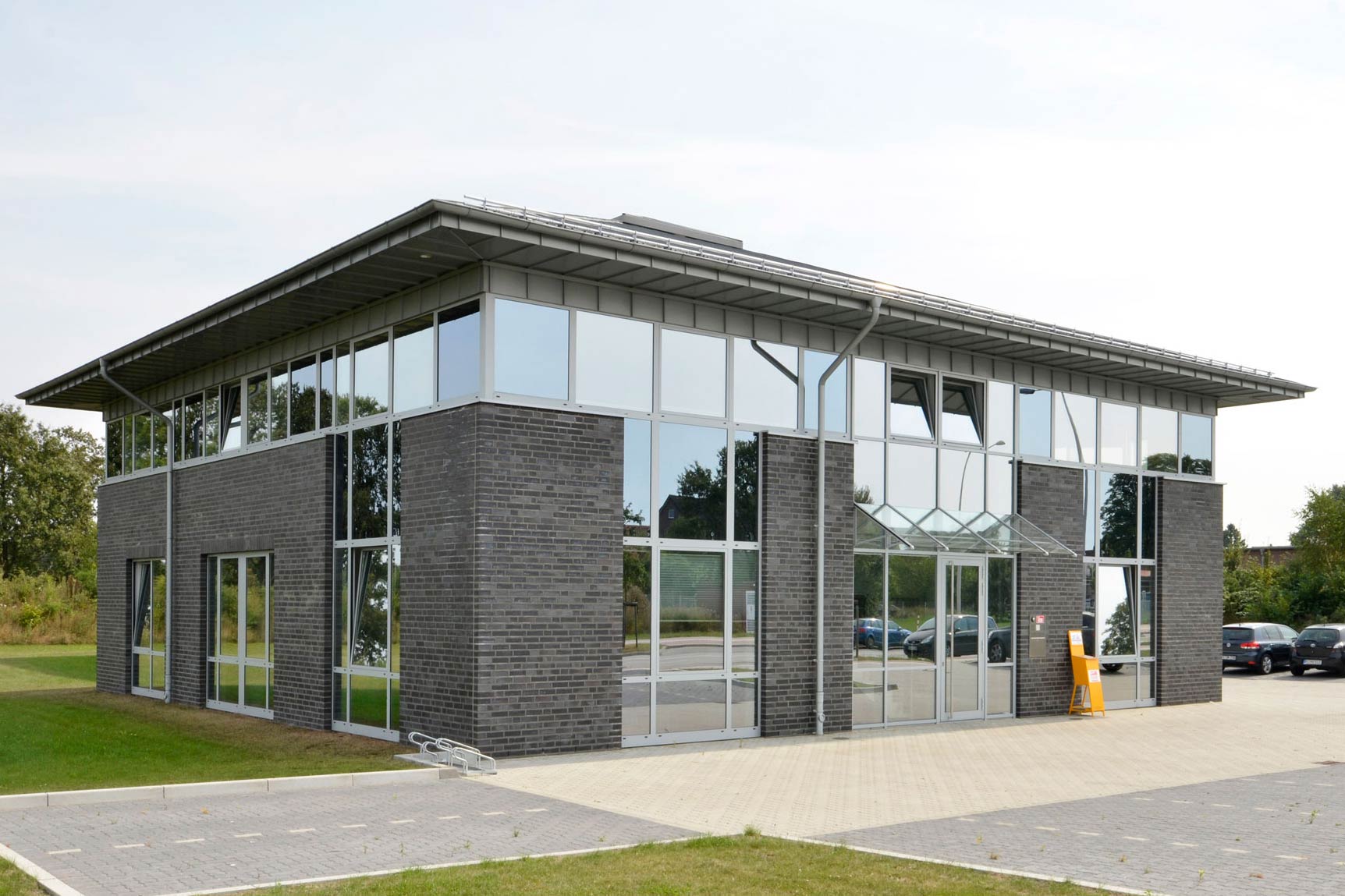 Büro- und Lagergebäude von DALPAC mit einem geparkten Auto im Vordergrund.