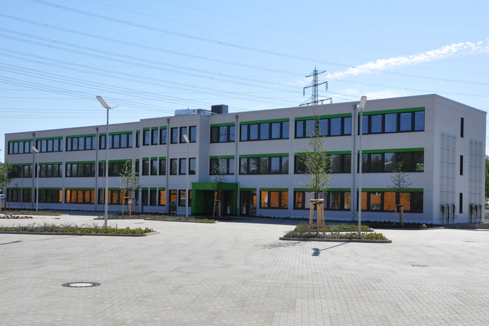 Betriebsgebäude eines Schiffsausrüster-Unternehmens, vor dem ein Auto abgestellt ist.