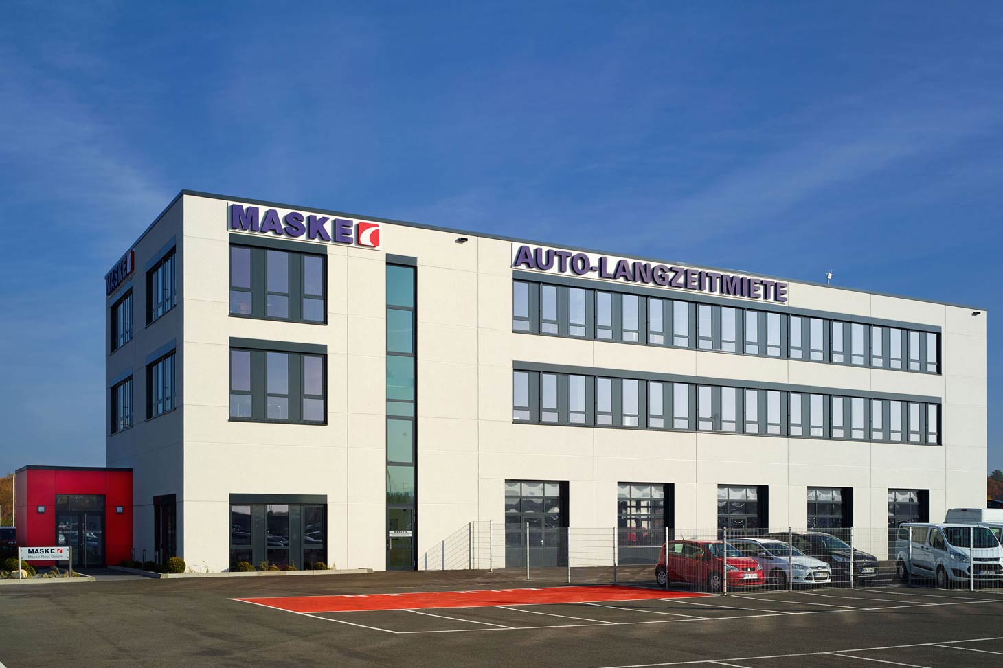 Dienstleistung zur Reparatur von Geräten in Deutschland, Verwaltungsgebäude mit Werkstatt und Lager.