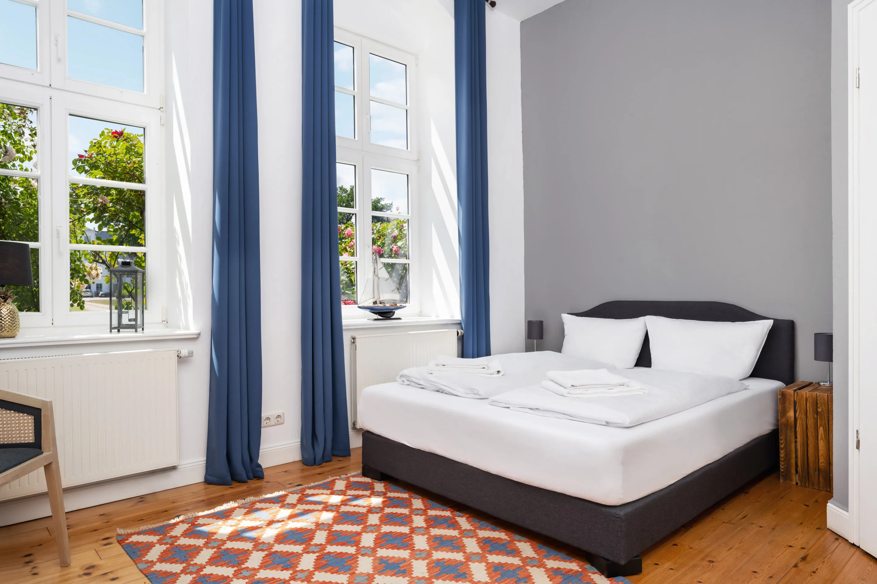 Schlafzimmer Torhaus mit Kamin für Gruppenurlaube Ferienwohnung Gut Kletkamp 