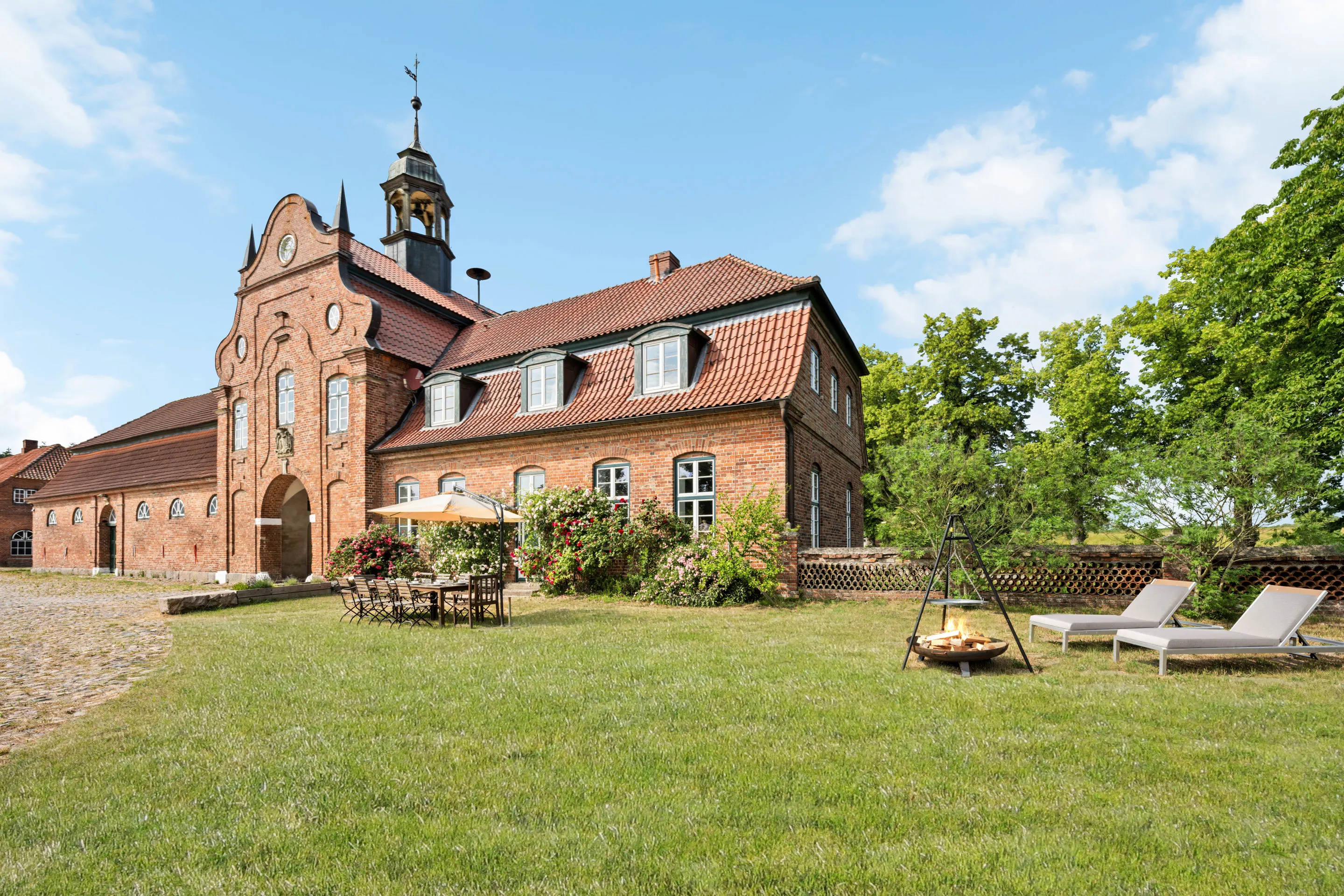 Außenbereich Torhaus mit Kamin für Gruppenurlaube Ferienwohnung Gut Kletkamp 