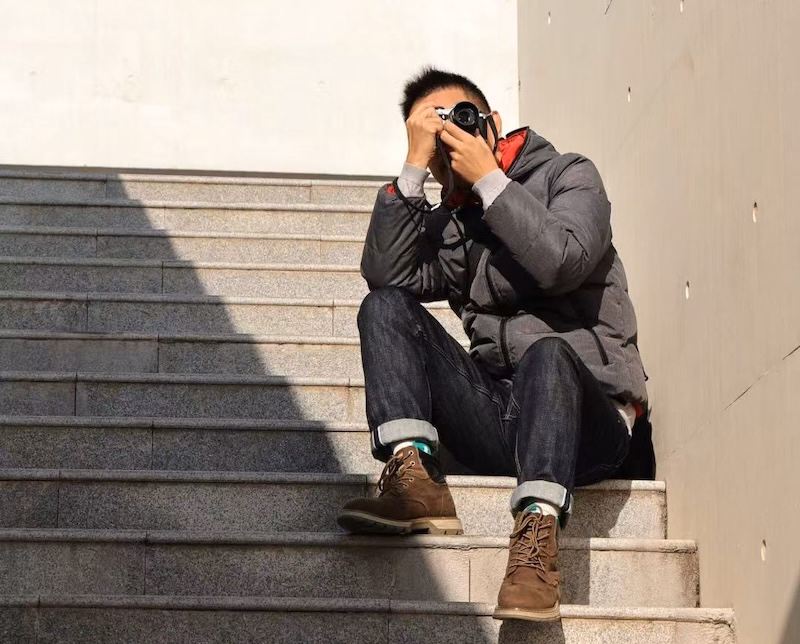 Photographer Han Chenxu taking a photo