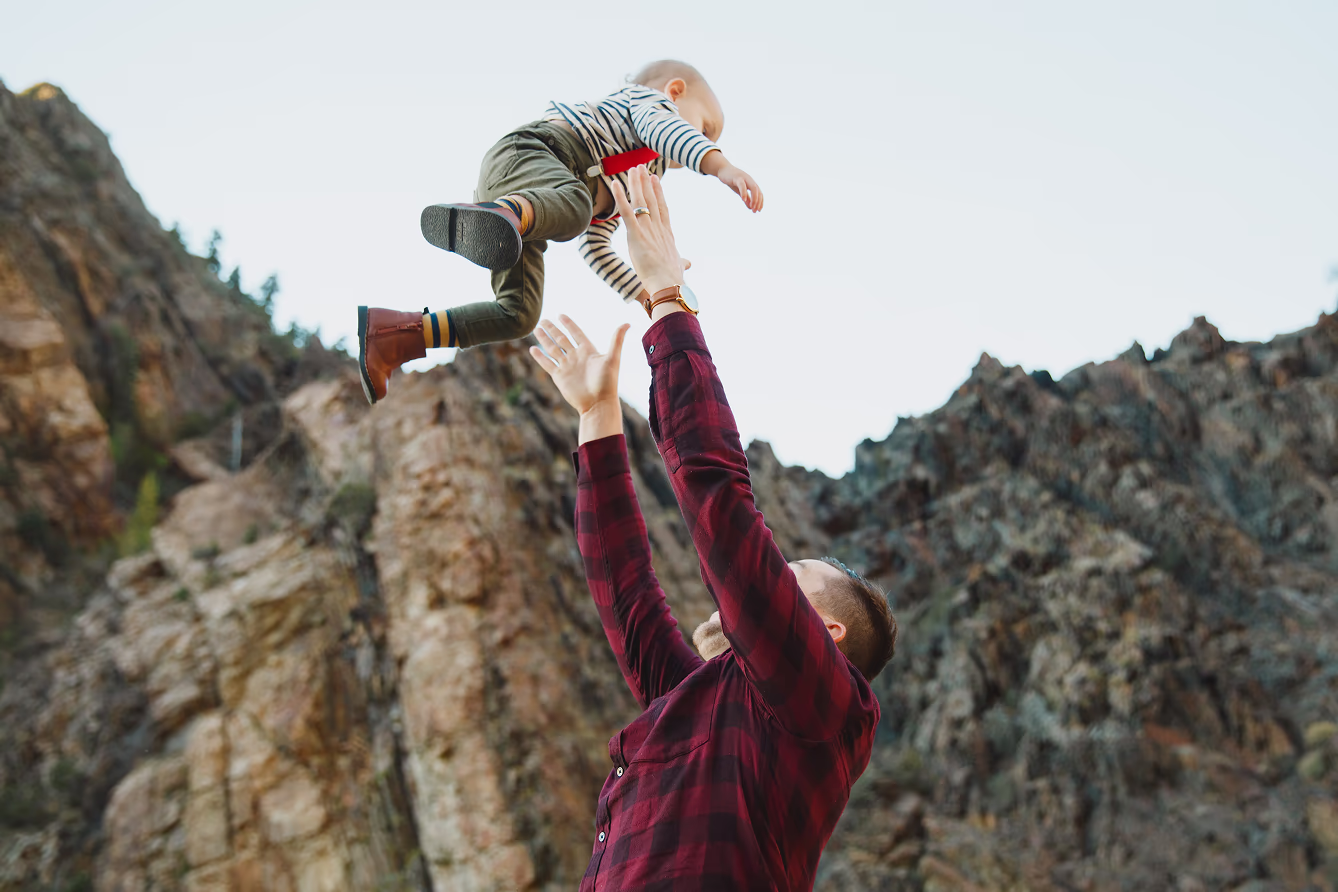 Dad lifting kid into the air during a professional mini session