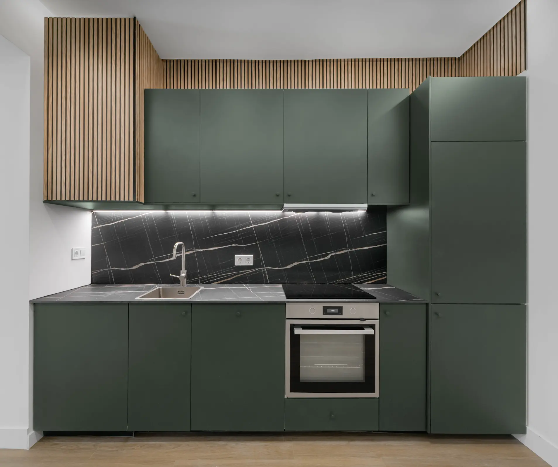 Cocina verde con panelado de madera