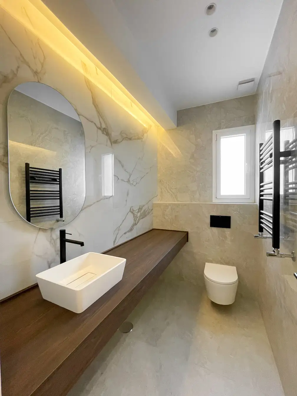 Baño de mármol con iluminación cálida
