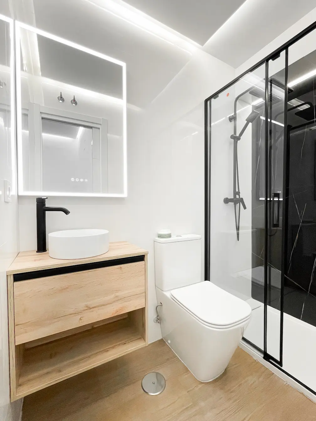 Baño suite moderno con vanidad de madera