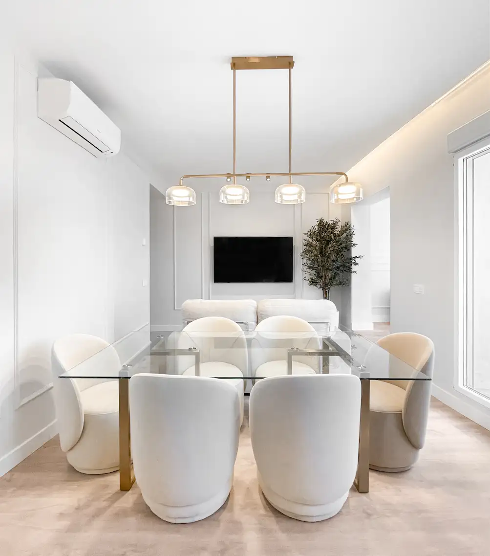 Salón comedor reformado con mesa de cristal
