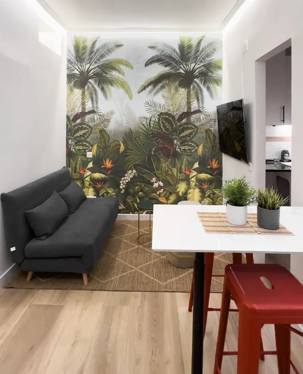 Salón con mural tropical y mobiliario minimalista
