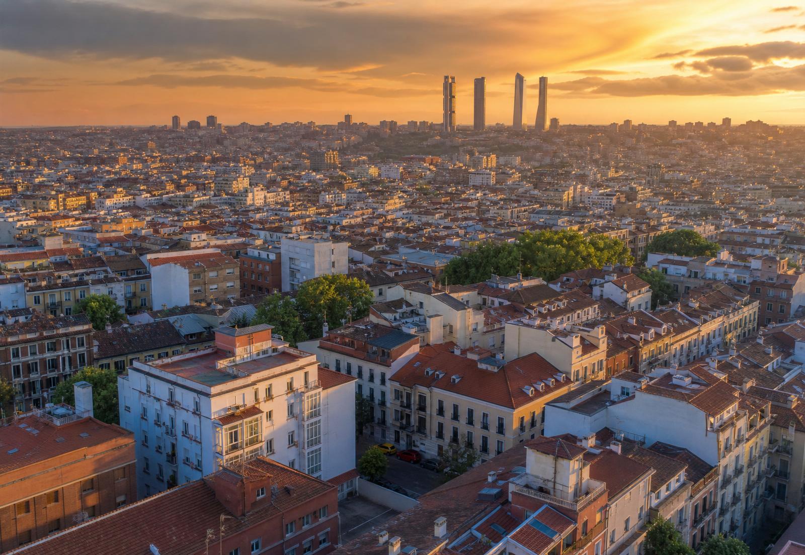 Skyline de Madrid con viviendas al atardecer