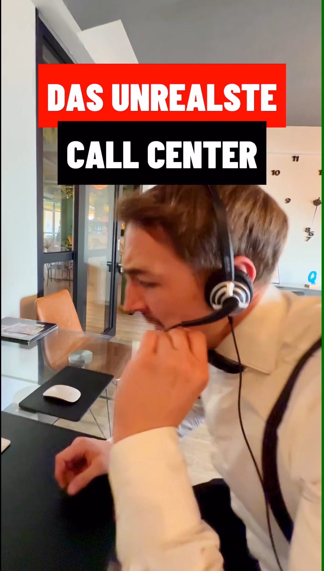 Video-Vorschaubild (mobile Ansicht) eines Mitarbeiters mit Headset, Werbeclip "Das unrealste Call Center" für den gevekom-Standort Dresden