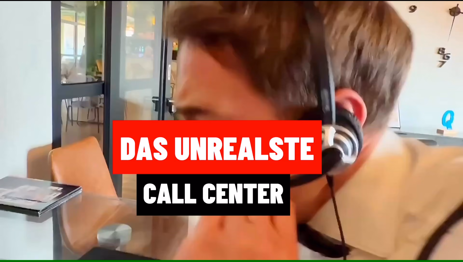 Video-Vorschaubild eines Mitarbeiters mit Headset, Werbeclip "Das unrealste Call Center" für den gevekom-Standort Dresden