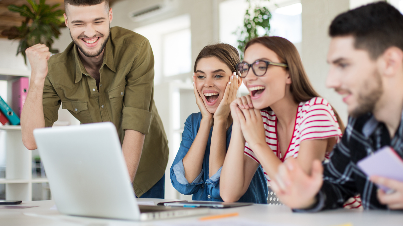 Collaborateur qui serre la main au DRH