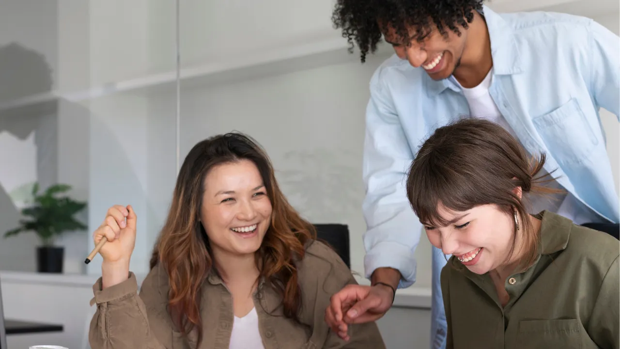 Collaborateur qui serre la main au DRH