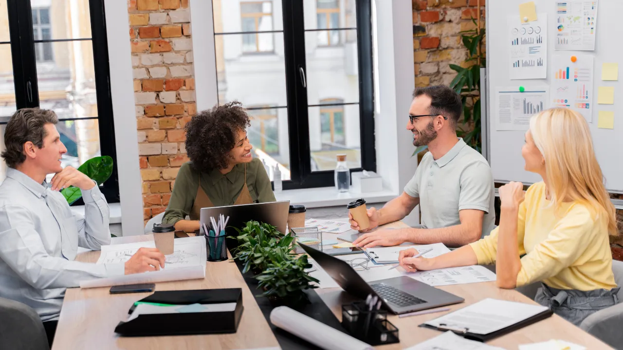 Améliorer l’ambiance au travail : leviers et conseils concrets