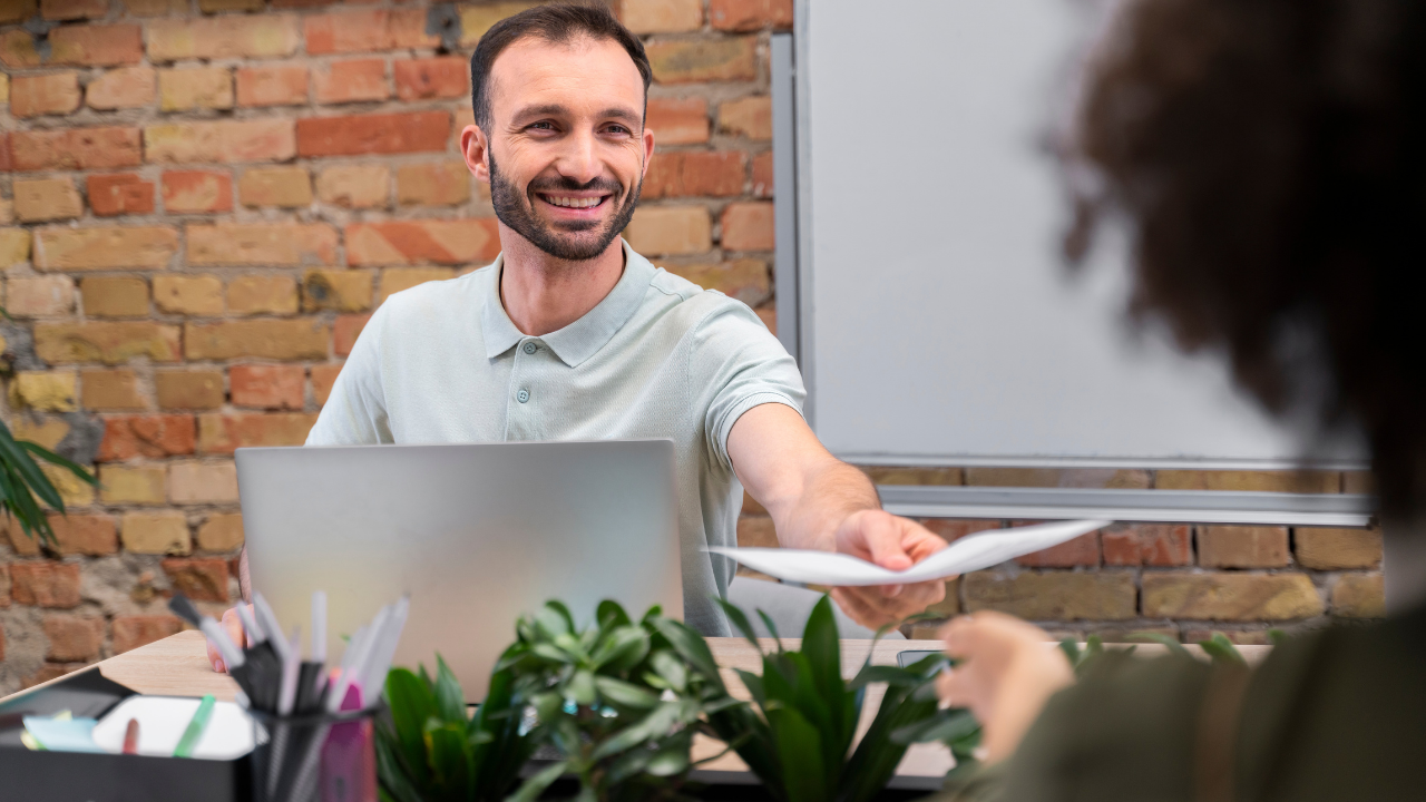 Salarié qui accueil un salarié en entreprise